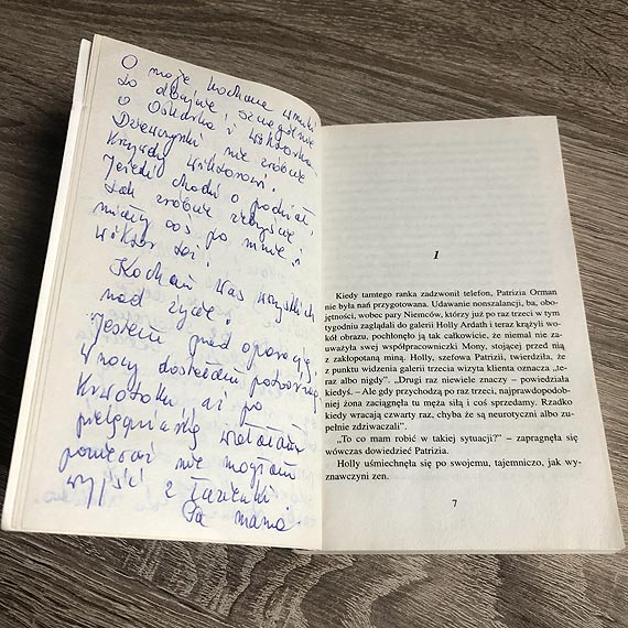 „Do trumny ubierzcie mnie na różowo”. Wzruszający list pacjentki zapisany na kartkach książki