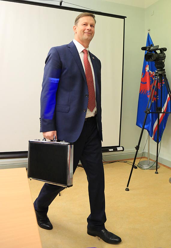 Radny twierdzi e to zagraa zdrowiu i yciu dzieci a urzdnicy odpowiadaj e mieszkacy tak chcieli 