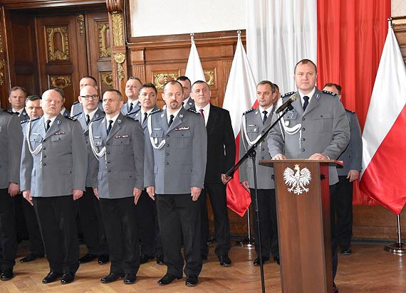 S³owa policyjnej roty wypowiedzia³o 37 nowych policjantów
