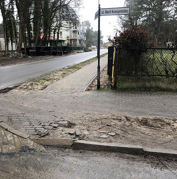 Jedno buduj a drugie niszcz. Budowlacy rozjedaj chodniki