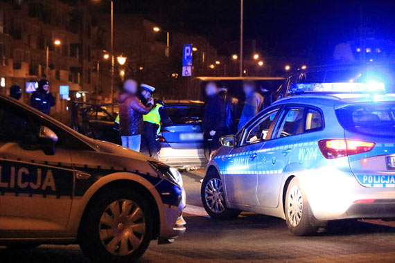 Wertowali dokumenty, fotografowali twarze