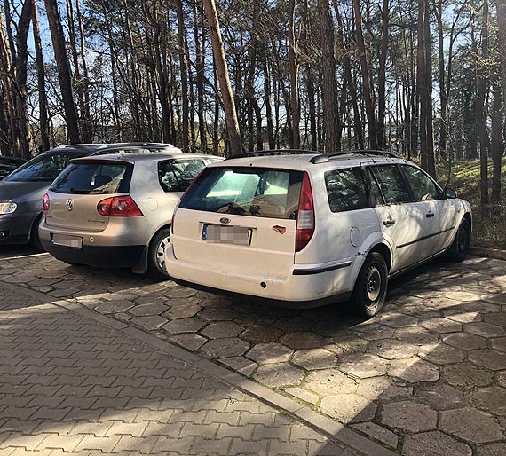 Biay, zapomniany ford blokuje miejsce parkingowe