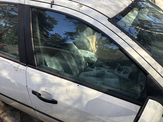 Biay, zapomniany ford blokuje miejsce parkingowe