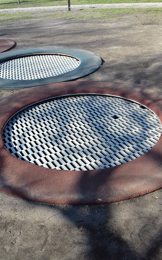 Najpierw spalili, teraz poamali. Trampoliny przy placu zabaw znw niewaciwie uytkowane