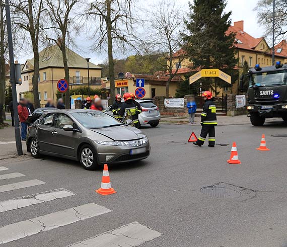 Hyundai wymusi pierwszestwo i uderzy w hond, ktra zatrzymaa si na lampie!