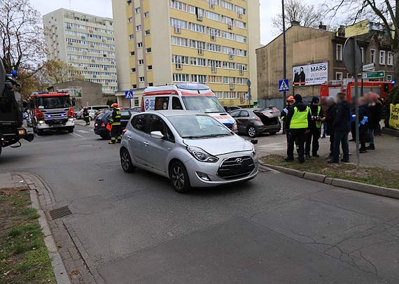 Hyundai wymusi pierwszestwo i uderzy w hond, ktra zatrzymaa si na lampie!