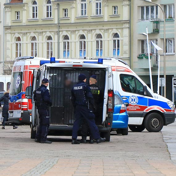 Najpierw interweniowali ratownicy, potem mężczyznę przejęli policjanci