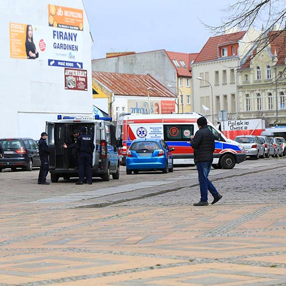 Najpierw interweniowali ratownicy, potem mężczyznę przejęli policjanci
