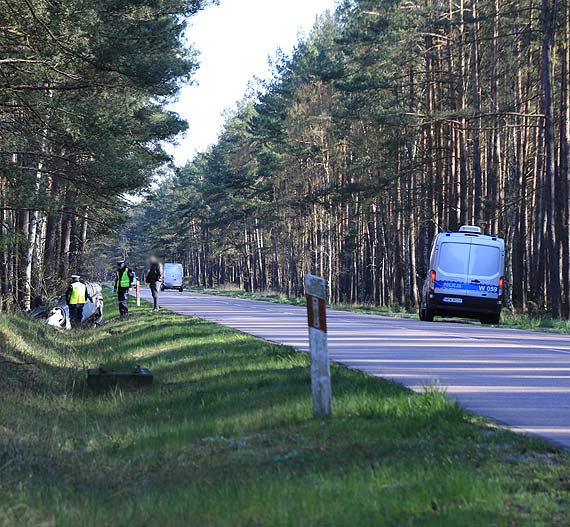 wiadkowie myleli, e mercedes zaliczy dachowanie...