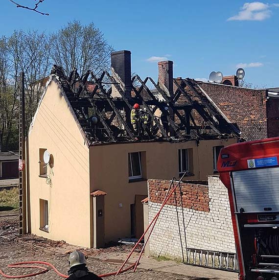 Z płonącego budynku policjanci uratowali siedem osób