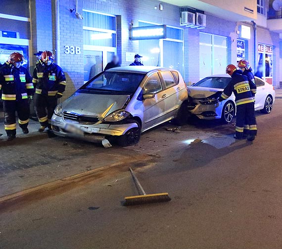 Kierujący audi wjechał w zaparkowane samochody. Sprawca w rękach policji