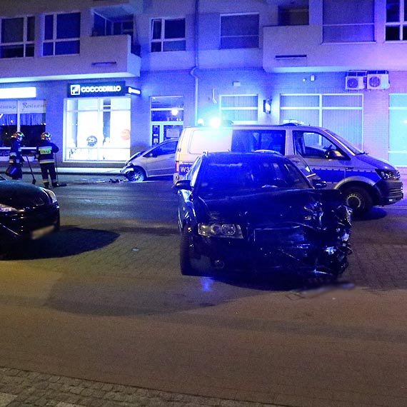 Kierujący audi wjechał w zaparkowane samochody. Sprawca w rękach policji