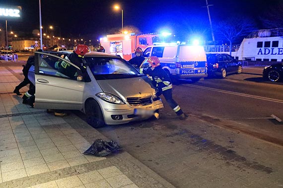Kierujący audi wjechał w zaparkowane samochody. Sprawca w rękach policji