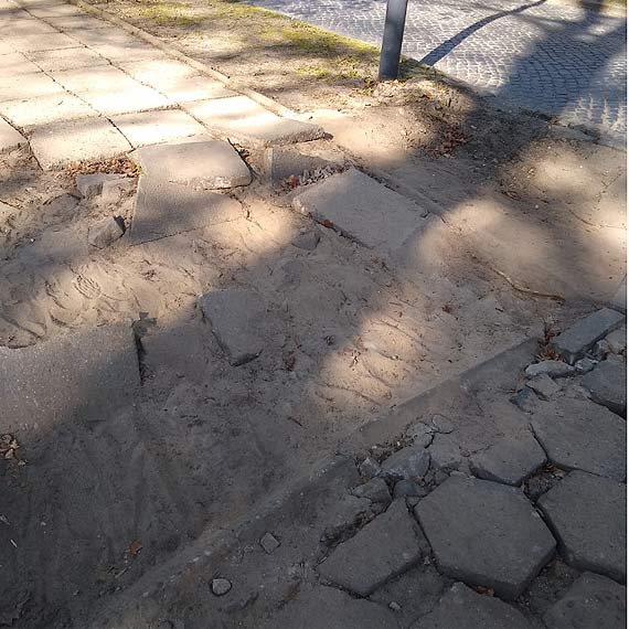 Czytelnik: Czy to chodnik, czy ju plac budowy?