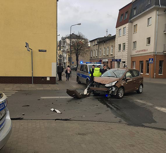 Na skrzyowaniu zderzyy si dwa samochody