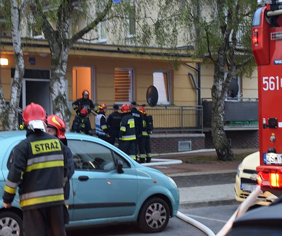 Stra poarna, ratownicy medyczni i policjanci interweniowali na ulicy Markiewicza