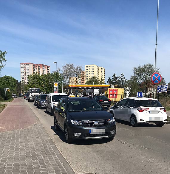 Dla jednych uliczny korek, dla drugich atrakcyjna cena, dla innych zarobek
