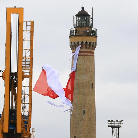 Najwiksza w Polsce flaga rozerwaa si podczas wcigania na latarni. Potem dokoczy wiatr. Zobacz film!