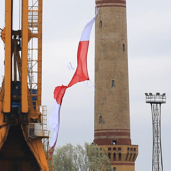 Najwiksza w Polsce flaga rozerwaa si podczas wcigania na latarni. Potem dokoczy wiatr. Zobacz film!