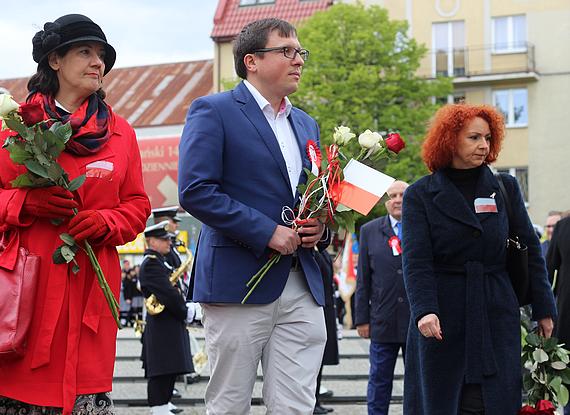 W wito Konstytucji 3 Maja pod pomnikiem zoono kwiaty