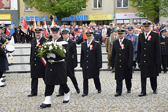 W wito Konstytucji 3 Maja pod pomnikiem zoono kwiaty