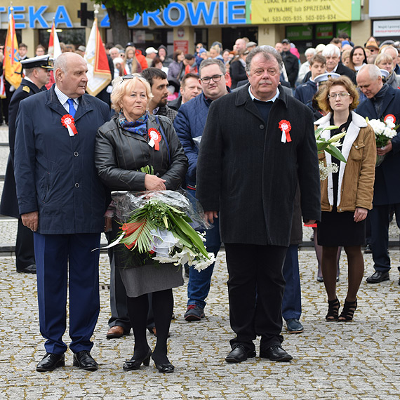 W wito Konstytucji 3 Maja pod pomnikiem zoono kwiaty