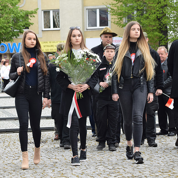 W wito Konstytucji 3 Maja pod pomnikiem zoono kwiaty