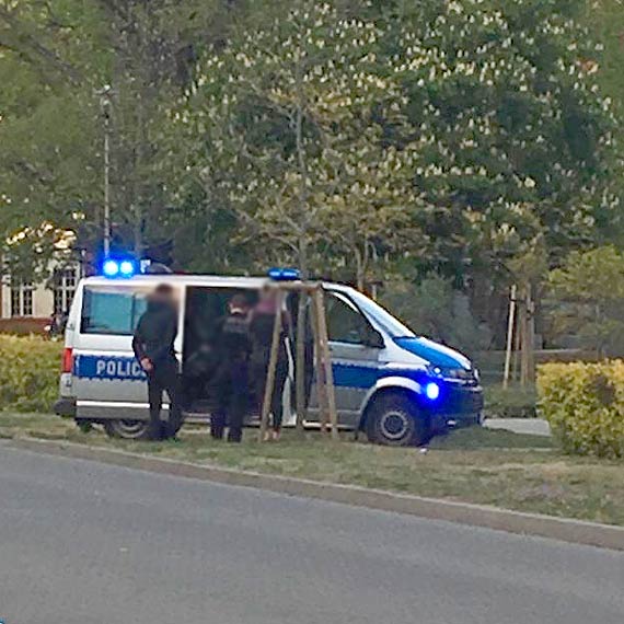 Młodociany nożownik zaatakował na placu zabaw przy Platanie