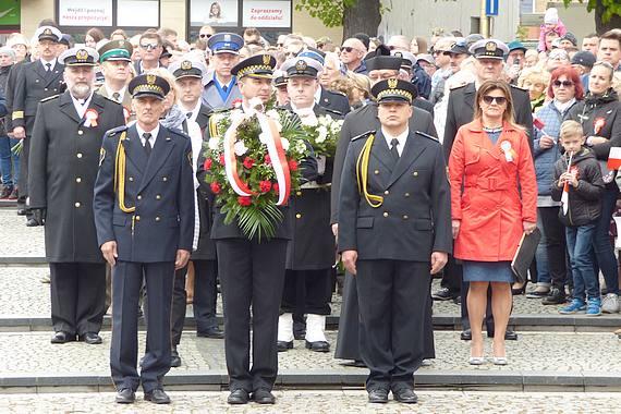 Kwiaty skadano anonimowo. Wyczytano tylko delegacj wadz miasta 