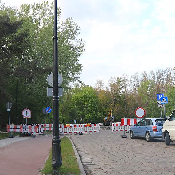 Rozpocza si budowa parkingu na kocu Uzdrowiskowej 