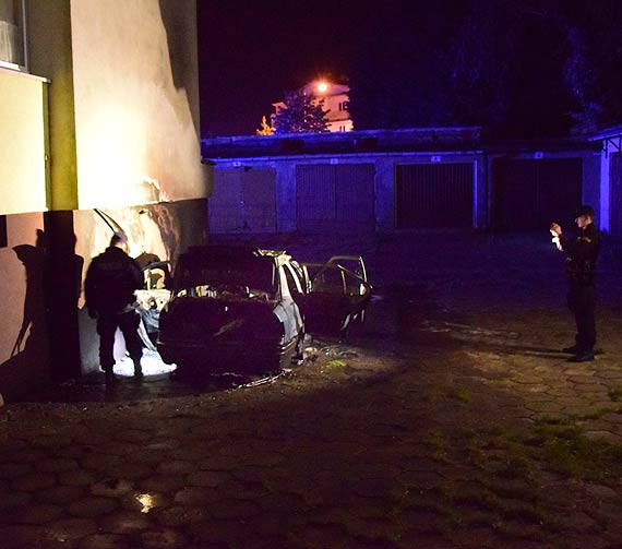 W nocy pon samochd. Zniszczeniu ulega elewacja budynku