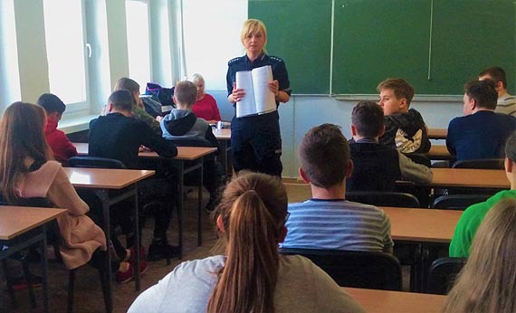 Szkoda Ciebie na takie patoklimaty – policjanci KMP w winoujciu rozmawiali z uczniami o dopalaczach