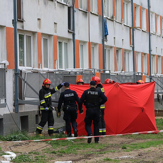 Tragiczny wypadek - mczyzna wypad z 4. pitra