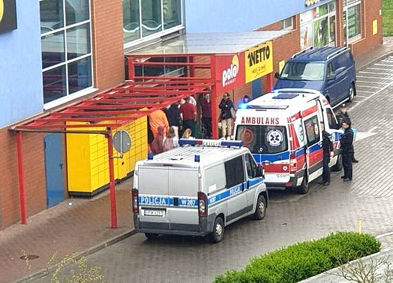 Biegnc uderzy w bramki wejciowe marketu i straci przytomno