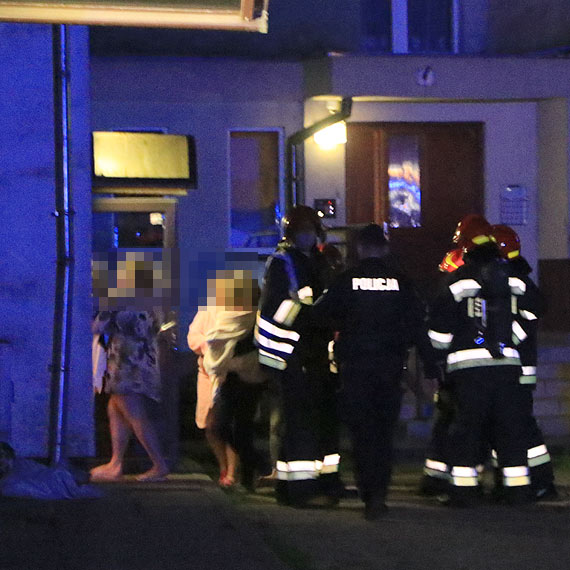 Mieszkankę obudził dym przedostający się z klatki schodowej. Do akcji ruszyły 3 jednostki straży pożarnej