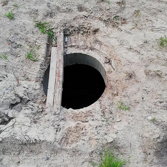 Niezabezpieczona studzienka