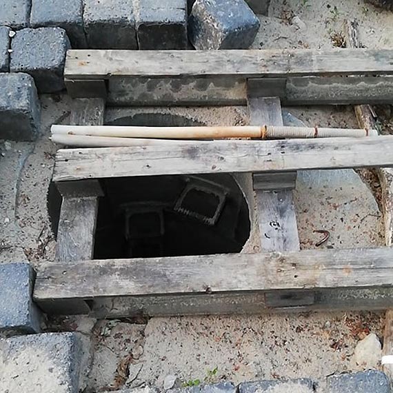 Niezabezpieczona studzienka