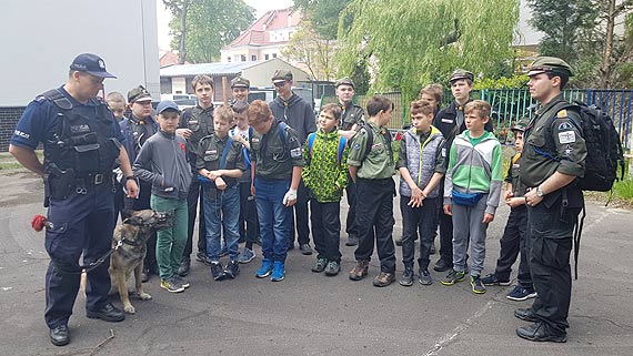Harcerze poznali pracę policjantów z Komendy Miejskiej Policji w Świnoujściu