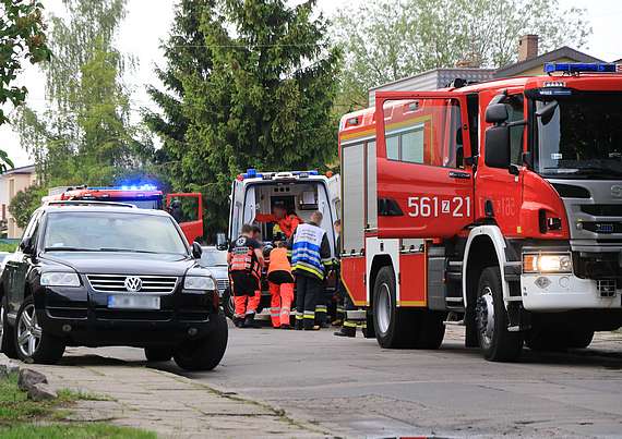 Straacy pomagali ratownikom medycznym  w transporcie pacjenta 