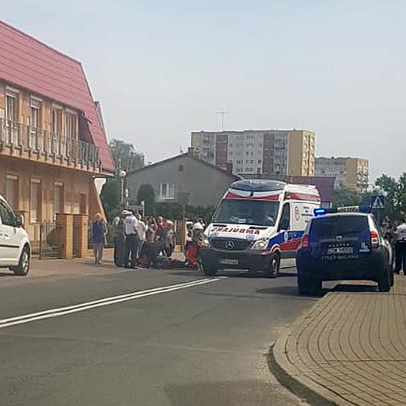 Rowerzysta zderzył się z samochodem. Poszkodowany jest w ciężkim stanie