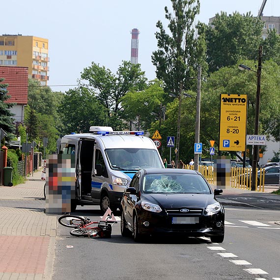 Rowerzysta zderzył się z samochodem. Poszkodowany jest w ciężkim stanie