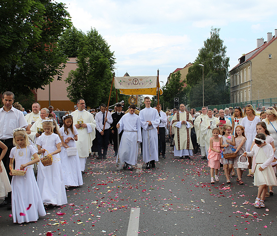 Setki katolików brało udział w świnoujskiej procesji Bożego Ciała