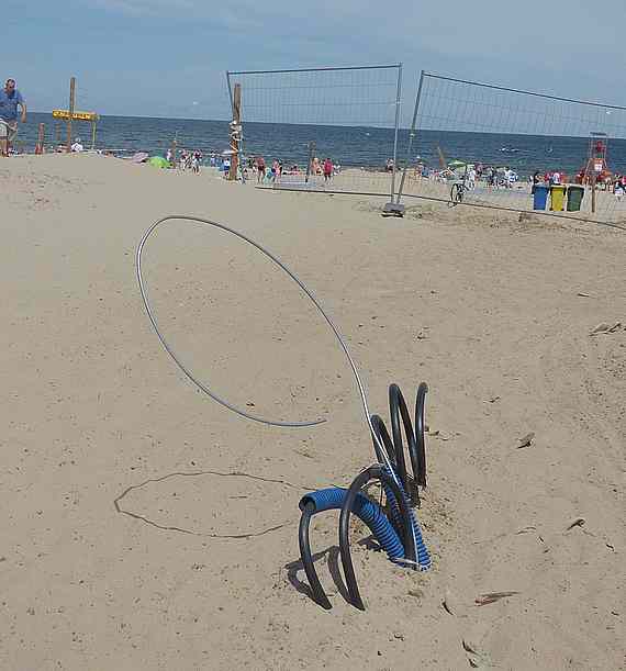 To wejście na plażę czy na plac budowy? Aż prosi się o nieszczęście