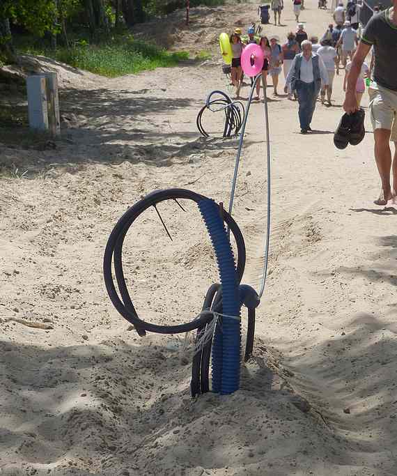 To wejście na plażę czy na plac budowy? Aż prosi się o nieszczęście