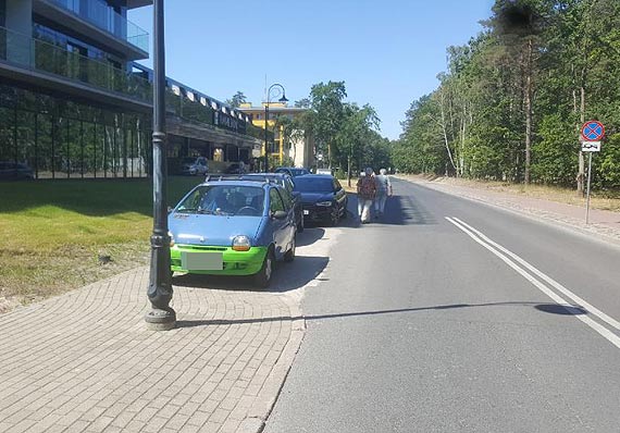 Piesi na pobocza! Coraz mniej miejsca na chodniku