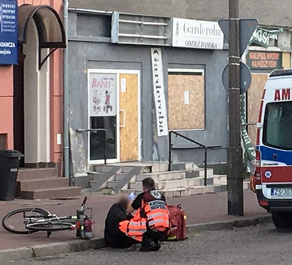 Mczyzna zasab na rowerze. Interweniowali ratownicy medyczni i policjanci