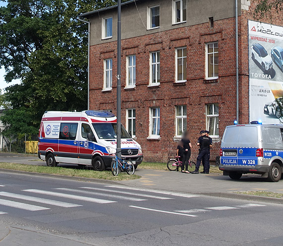Maa rowerzystka zderzya si z samochodem na pasach