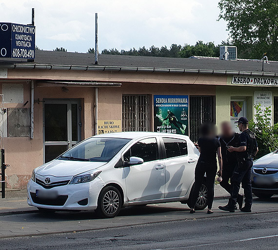 Mała rowerzystka zderzyła się z samochodem na pasach