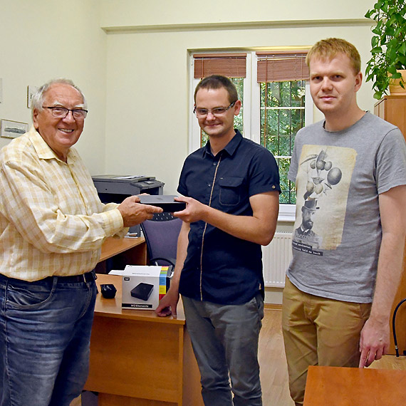 Pan Andrzej Ryfczyski przekaza wier miliona zdj do Archiwum Pastwowego w Szczecinie