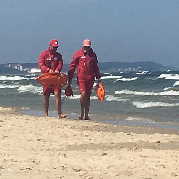 Uwaga na wysok fal! Nie ma warunkw do bezpiecznej kpieli 